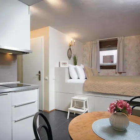 Apartment 4 Arts By Adrez
