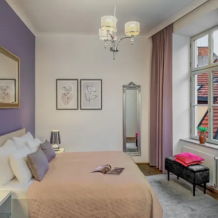 4 Arts By Adrez Apartment