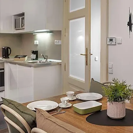 Apartment 4 Arts By Adrez *
