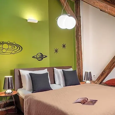 Apartment 4 Arts By Adrez Prag