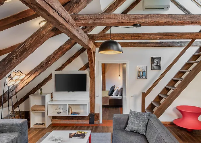 4 Arts By Adrez Apartman *