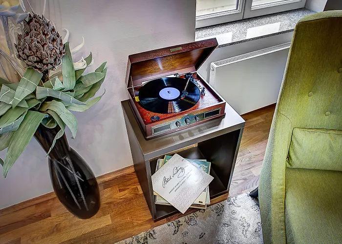 4 Arts By Adrez Apartman *