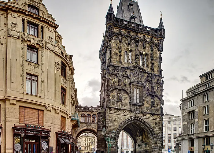 4 Arts By Adrez Apartman *